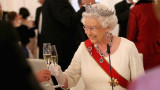 Кралица Елизабет, крал Чарлз и защо кралското семейство има по шест чаши на официални събития