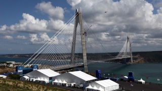 Турция пусна "инженерното чудо" - третият мост над Босфора