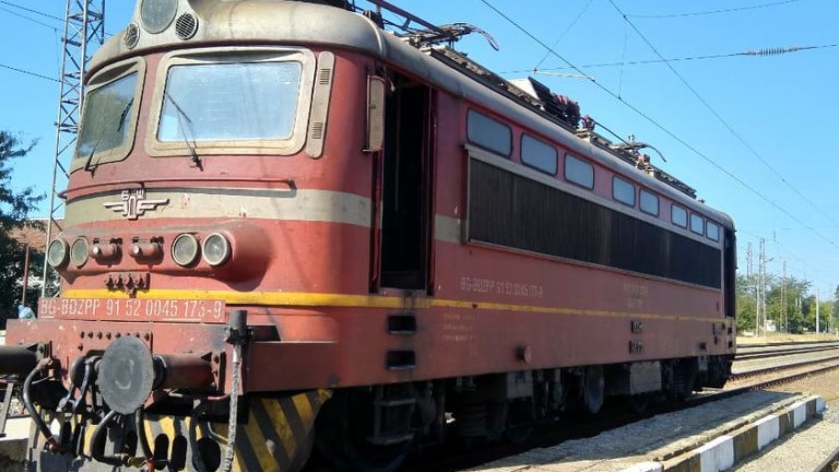 Повреда в локомотив спря бързия влак от Бургас за София