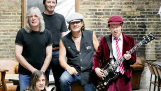 AC/DC  бяха обявени за група на годината