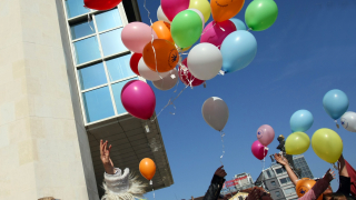 Стотици цветни балони за съпричастност към хората с редки болести 