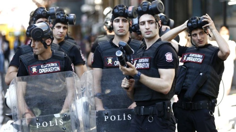 Полицията в Истанбул стреля с гумени куршуми срещу гей шествие