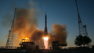 Русия изпрати двама космонавти и един американски астронавт до Международната