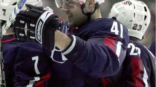 САЩ изхвърлиха Латвия от четвъртфиналите на Световното по хокей.