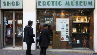 Разпродават фалоси и женски гениталии в Париж