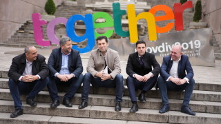 Първо бяхме 6 партии Сега сме 8 а рамо до