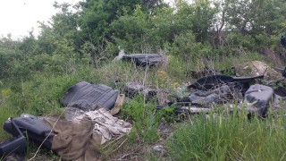 Голямо количество боклуци се складира точно до магистрала Хемус при