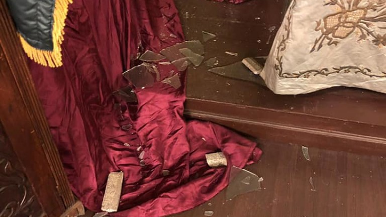 Неизвестен мъж счупи прозорец на Голямата молитвена зала в Централната