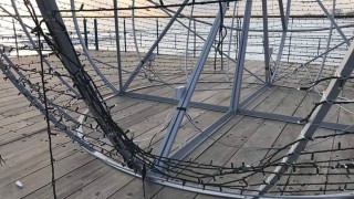 Гигантската коледна топка от кея от средновековния замък на Ларнака бе повредена