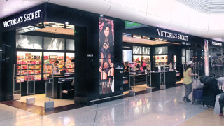 Компанията майка на Victoria's Secret отчита близо 40% по-малко продажби