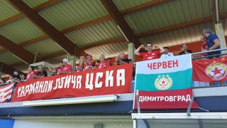 Десетки фенове на ЦСКА подкрепиха отбора по време на контролата