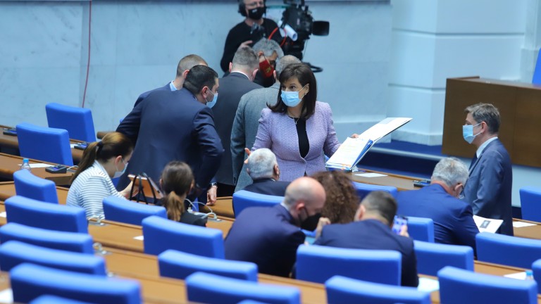 Темата Covid-19 доминира и последния работен ден на парламента. Депутатите