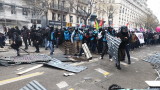 Франция очаква решение на кризата от Макрон
