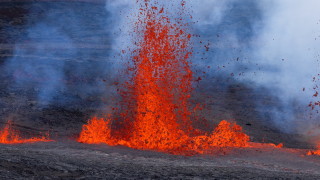 Вулканът Анак Кракатау в Индонезия изригна два пъти изхвърляйки вулканична