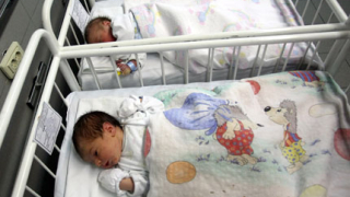 Кризата понижи раждаемостта в Европа