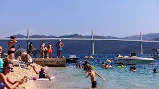 Във вторник Хърватия откри дългоочаквания мост свързващ две части от