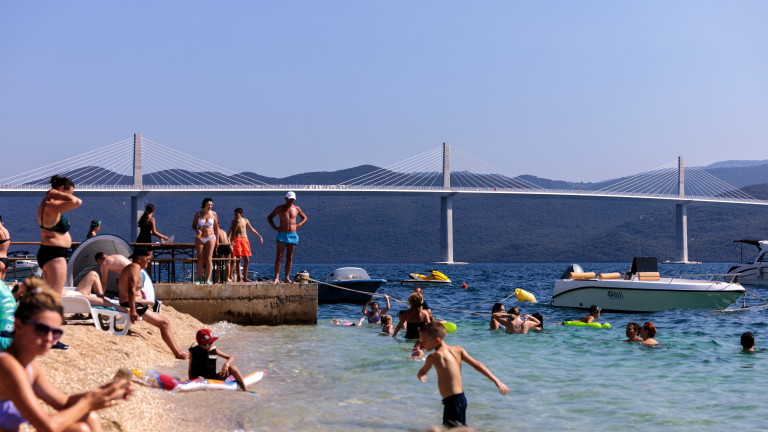 Във вторник Хърватия откри дългоочаквания мост, свързващ две части от