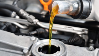 Споровете на автомобилистите относно периода за смяната на маслото в