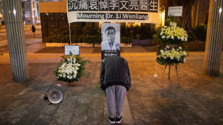 Китай се извинява на семейството на починалия лекар който предупреди