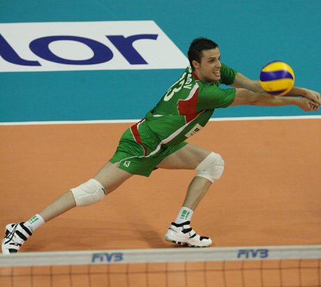 Николов и Салпаров подписаха с Лион