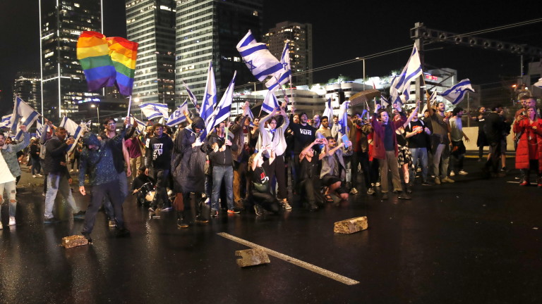 Хиляди израелци протестираха в Тел Авив в събота за 13-а
