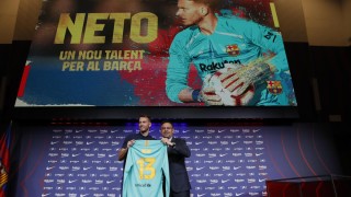 Барселона официално представи вратаря Нето Стражът дойде от Валенсия за