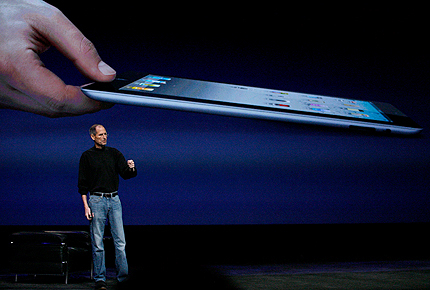 Болният Стив Джобс лично показа iPad 2