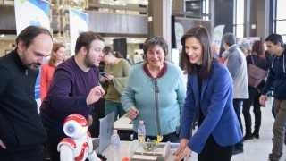 С учители, ментори, изследователи и индустрия, Габриел гради Стратегия на знанието