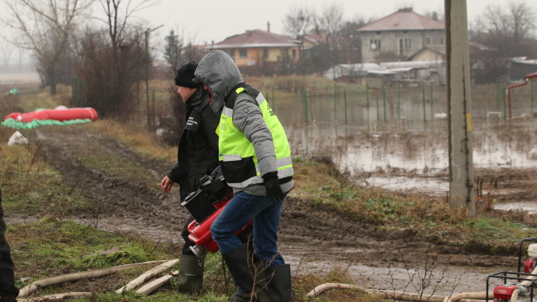 Глобиха шофьор на бус, навлязъл в наводнения участък край Дебелт