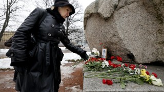 Десетки руснаци дойдоха на мост близо до Кремъл за да