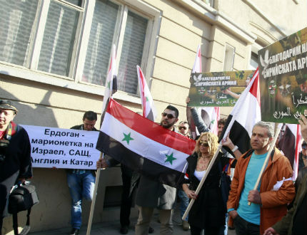 Сирийци и българи на протест поискаха Анкара да спре терора срещу Сирия