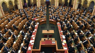 Унгарският парламент одобри законодателство за запазване на членството на страната