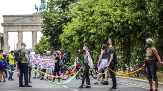Хиляди германци излязоха на протест срещу расизма в Берлин информира