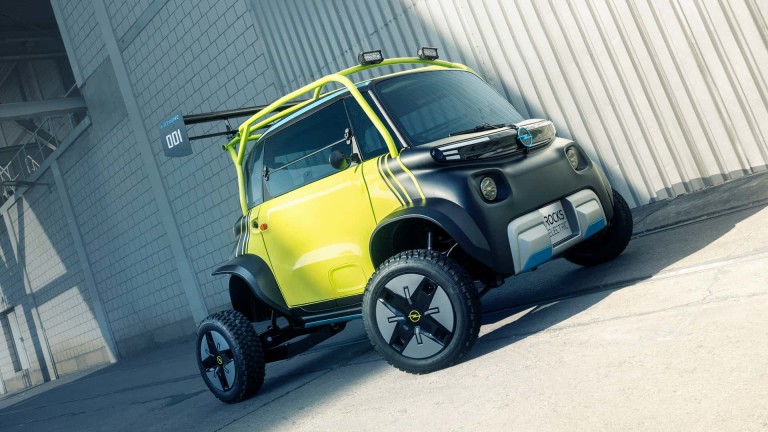Opel Rocks-e дебютира през август 2021 г. като ребрандирана версия