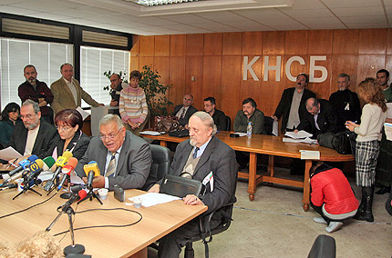 ЕНСК не отстъпва, чака покана