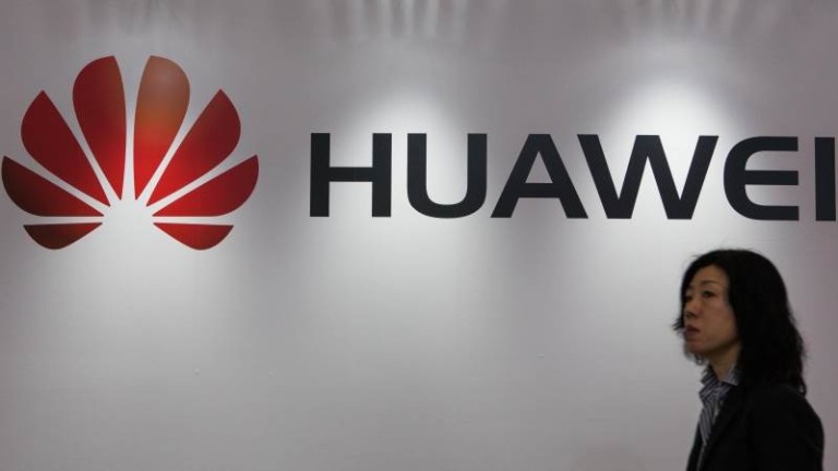 Huawei наказа двама служители за новогодишни поздрави, изпратени от iPhone