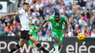 Крилото на Бетис Седрик Бакамбу няма да играе до края на