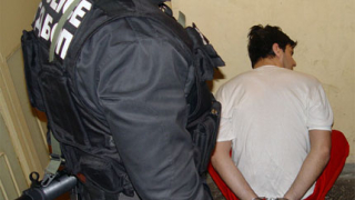 Арестуваха петима за злоупотреби с банкови карти