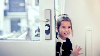 Шелли Груп придоби холандския производител на интелигентни брави за врати