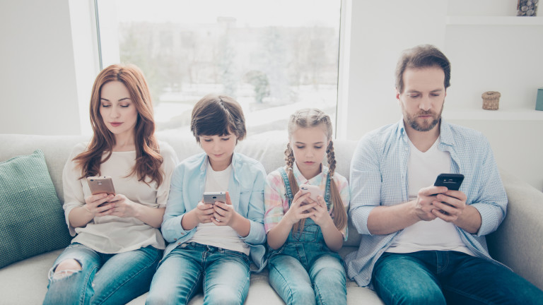 По колко време прекарват децата пред смартфоните си