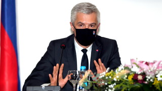 Премиерът на Словакия Игор Матович е пред интензивен натиск да