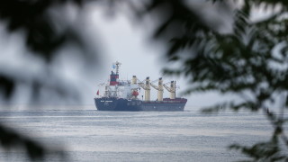 Украйна обвини Русия в удар срещу кораб със зърно в румънски води