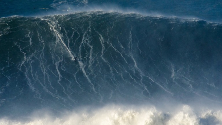 Гинес рекорд за най-високата вълна, взета със сърф