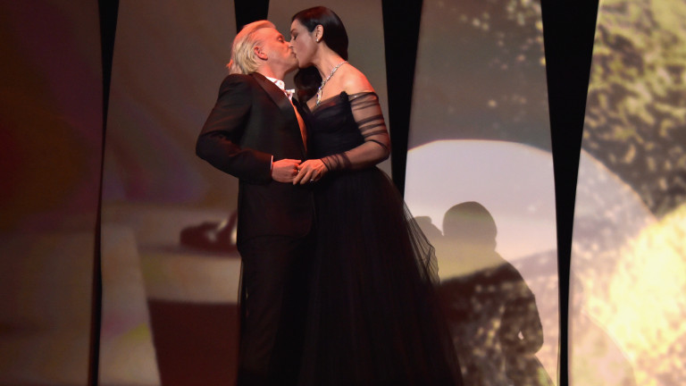 Моника Белучи се целува в Кан (СНИМКИ)