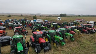 Земеделските производители струпали тежка техника на подстъпите на София обявиха