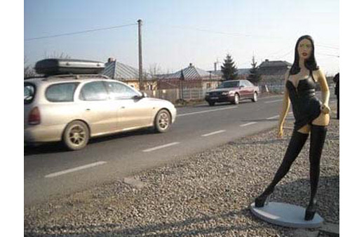 Изкуствени проститутки рекламират бизнес с градински гномове