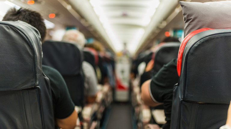 Принуждават ли ни някои авиокомпании да плащаме повече, за да седим до близките си?
