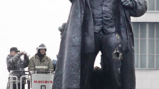 „Обезглавиха” паметник на Ленин и Надежда Крупская