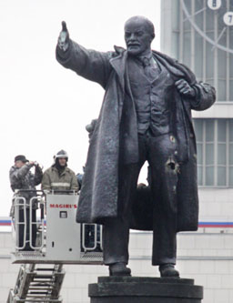 Взривиха паметник на Ленин 