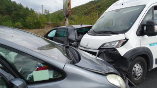 Пътнически микробус е катастрофирал на входа на Враца информира bTV